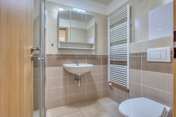 Koupelna s WC - Pronájem bytu 1+kk v osobním vlastnictví 29 m², Plzeň