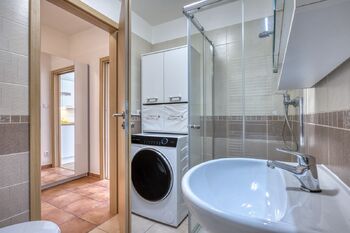 Koupelna s WC - Pronájem bytu 1+kk v osobním vlastnictví 29 m², Plzeň