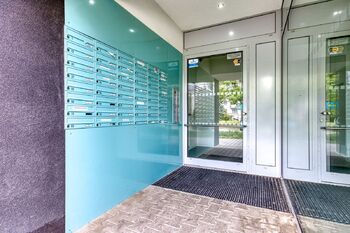 Vstup do domu - Pronájem bytu 1+kk v osobním vlastnictví 29 m², Plzeň