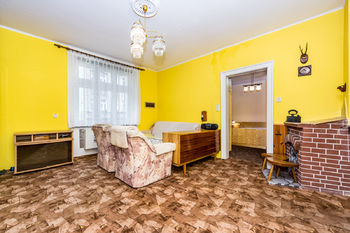 Byt 2.NP obývací pokoj - Prodej nájemního domu 294 m², Teplice