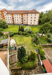 Pohled na zahradu z půdy - Prodej nájemního domu 294 m², Teplice