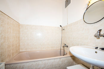 Byt podkroví koupelna - Prodej nájemního domu 294 m², Teplice