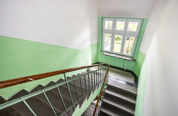 Chodba v domě se schodištěm a výhledem do zahrady - Prodej nájemního domu 294 m², Teplice