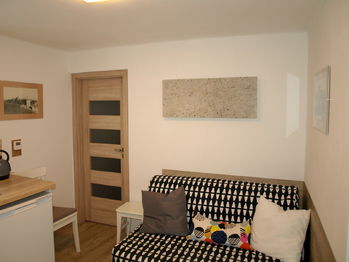 Obývací místnost s kuchyňským koutem 1.NP - Prodej domu 155 m², Rabí