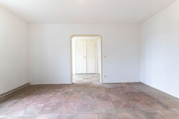 průhled pokoji s krásnými starými dveřmi - Prodej bytu 3+1 v osobním vlastnictví 99 m², Zdice