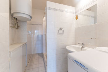 koupelna se sprchovým koutem a toaletou - Prodej bytu 3+1 v osobním vlastnictví 99 m², Zdice
