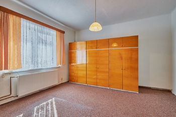 ložnice v přízemí - Prodej domu 120 m², Libušín