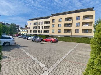 Parkování ve dvoře - Prodej bytu 2+kk v osobním vlastnictví 73 m², Kolín 