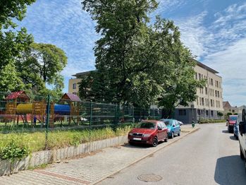Zeleň v okolí - Prodej bytu 2+kk v osobním vlastnictví 73 m², Kolín