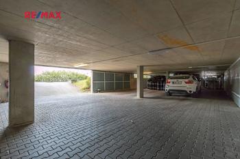 krytý parking nebo nižší skladový prostor cca 500 m2 - Prodej kancelářských prostor 2325 m², Strančice