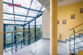 schodiště v administrativní budově - Prodej výrobních prostor 2325 m², Strančice