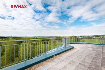 výhled z východní terasy - Prodej výrobních prostor 2325 m², Strančice