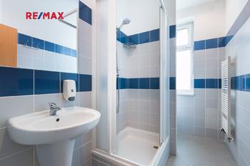 koupelna v bytě (2x) - Prodej výrobních prostor 2325 m², Strančice