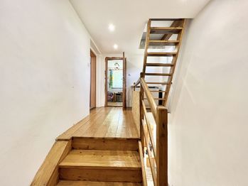 schodiště do patra - Prodej domu 200 m², Železný Brod