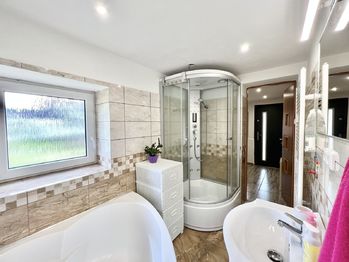 koupelna - Prodej domu 200 m², Železný Brod