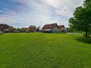 Prodej pozemku 600 m², Břežany II