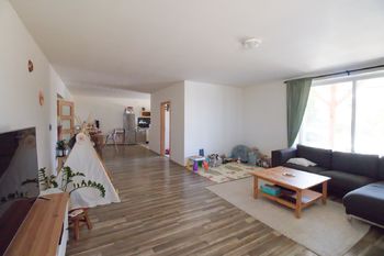 Obývací pokoj - Prodej bytu 2+kk v osobním vlastnictví 93 m², Krupá