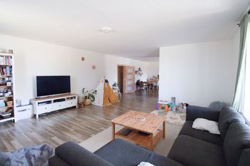 Obývací pokoj - Prodej bytu 2+kk v osobním vlastnictví 93 m², Krupá