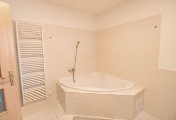 Koupelna - Prodej bytu 2+kk v osobním vlastnictví 93 m², Krupá