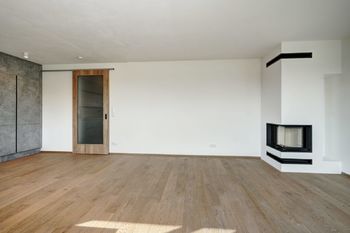 Obývací pokoj s kuchyňskou linkou, krbem a vstupem na terasu - Prodej domu 132 m², Dolní Věstonice