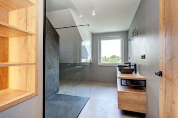 Koupelna se sprchovým koutem 2.NP - Prodej domu 132 m², Dolní Věstonice