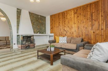 Obývací pokoj s krbem - Prodej domu 125 m², Slapy