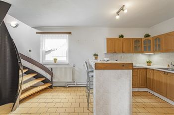 Kuchyně s barem - Prodej domu 125 m², Slapy