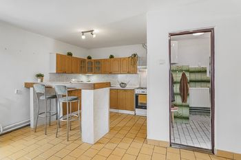 Kuchyně a vstup do koupelny v přízemí domu - Prodej domu 125 m², Slapy