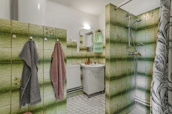 Koupelna se sprchou a toaletou - Prodej domu 125 m², Slapy