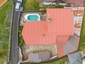 Pohled na dům a pozemek z dronu - Prodej domu 125 m², Slapy