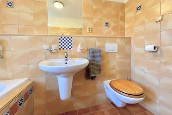 koupelna v přízemí bytu - Prodej bytu 4+kk v osobním vlastnictví 114 m², Milovice