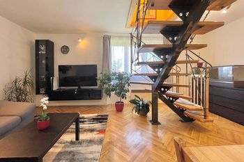 obývací pokoj se schody do patra - Prodej bytu 4+kk v osobním vlastnictví 114 m², Milovice