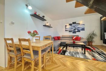 obývací pokoj s jídelním koutem - Prodej bytu 4+kk v osobním vlastnictví 114 m², Milovice