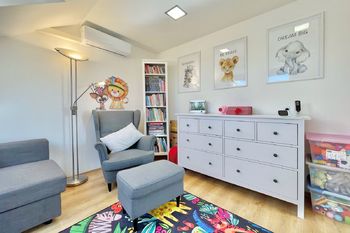 dětský pokoj v patře - Prodej bytu 4+kk v osobním vlastnictví 114 m², Milovice