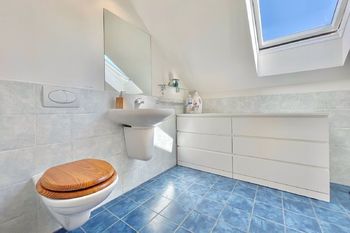 koupelna v patře - Prodej bytu 4+kk v osobním vlastnictví 114 m², Milovice