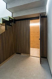 interiérové schodiště současný stav - Prodej domu 335 m², Praha 5 - Slivenec