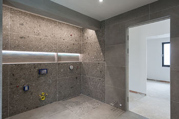 koupelna současný stav - Prodej domu 335 m², Praha 5 - Slivenec