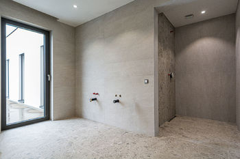 koupelna současný stav - Prodej domu 335 m², Praha 5 - Slivenec
