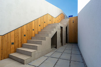 venkovní schodiště současný stav - Prodej domu 335 m², Praha 5 - Slivenec
