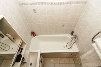 koupelna - Prodej bytu 3+1 v družstevním vlastnictví 74 m², Praha 10 - Malešice