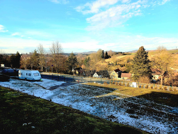 Pohled na pozemek ze svahu. - Pronájem pozemku 1091 m², Dražice