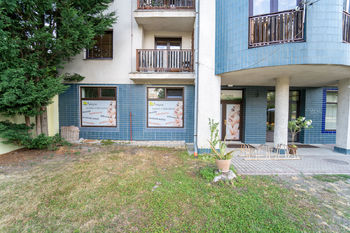 Pohled na nebytový prostor v přízemí domu Dlabačova 2208, Nymburk - Prodej obchodních prostor 66 m², Nymburk