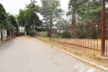 Vtupní brána na sousední pozemek - Prodej pozemku 728 m², Praha 5 - Stodůlky