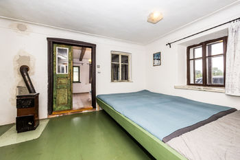 Pohled do zadního pokoje a spaní - Prodej domu 95 m², Horní Kalná