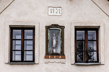 Panna Marie ve výklenku na chalupě - Prodej domu 95 m², Horní Kalná