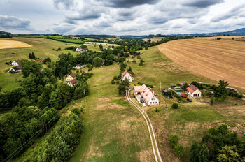 Letecký pohled nad chalupou a její okolí - Prodej domu 95 m², Horní Kalná
