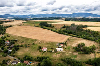 Letecký pohled na chalupu a Krkonoše - Prodej domu 95 m², Horní Kalná