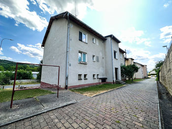 zadní pohled - Prodej bytu 2+1 v osobním vlastnictví 61 m², Kamýk nad Vltavou