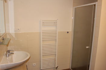 koupelna s WC, sprcha - Pronájem bytu 2+kk v osobním vlastnictví 40 m², Olomouc