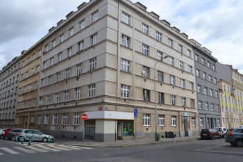 pohled na dům - Prodej bytu 2+kk v osobním vlastnictví 46 m², Praha 9 - Libeň